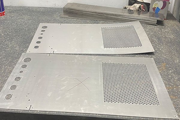 Galvanized sheet metal (before and after leveling by hydraulic leveling machine)